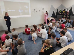 Prowadzący spotkanie oraz uczestnicząca w nim młodzież