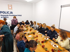 Uczestnicy uroczystego spotkania z okazji Dnia Kobiet