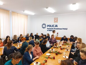 Uczestnicy uroczystego spotkania z okazji Dnia Kobiet