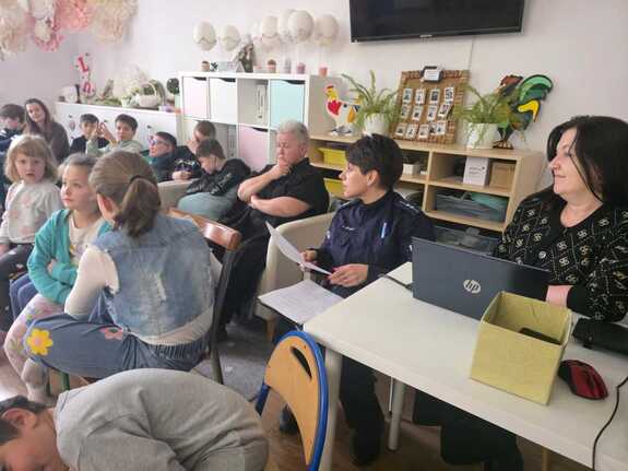 Dzielnicowa podczas spotkania na temat przemocy wśród dzieci i młodzieży