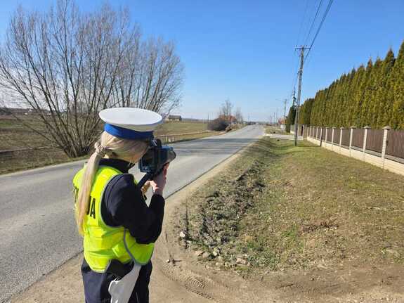 Policjantka podczas pomiaru prędkości