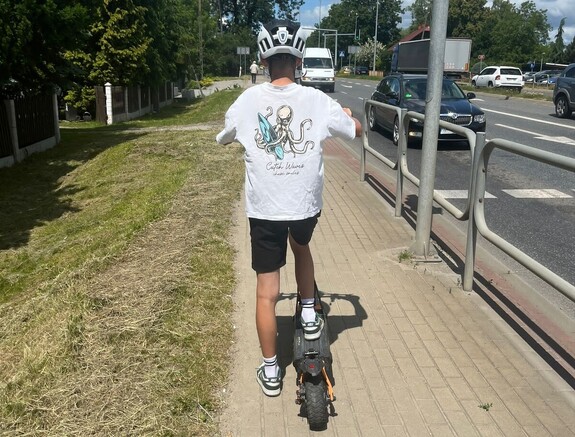 Nastolatek na hulajnodze