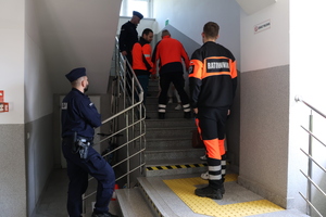 Funkcjonariusze ewakuują osoby z budynku starostwa
