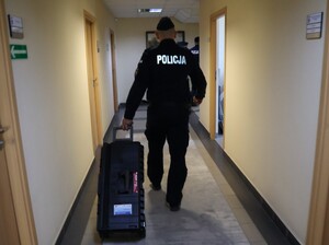 Ne miejsce przybywają policyjni pirotechnicy