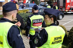 Policjanci nadzorujący ćwiczenia
