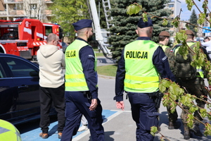 Policjanci wraz żołnierzami podczas zebezpieczenia