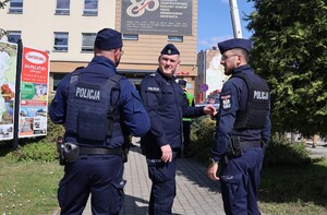 Dowodzący z ramienia Komendy Powiatowej Policji w Dębicy podinsp. Maciej Gawryś wraz z policjantami