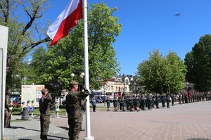 Uroczyste podniesienie flagi państwowej