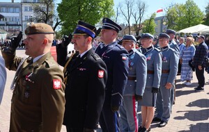 Przedstawiciele służb mundurowych podczas hymnu państwowego