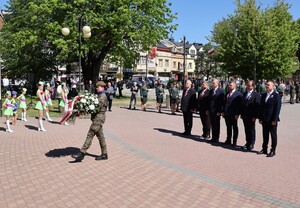 Władze miasta podczas złożenia kwiatów pod pomnikiem na płycie dębickiego Rynku