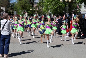 Przemarsz uczestników uroczystości do kościoła p.w. Św. Jadwigi w Dębicy