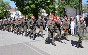 Przemarsz uczestników uroczystości do kościoła p.w. Św. Jadwigi w Dębicy