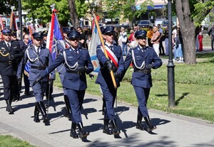 Przemarsz uczestników uroczystości do kościoła p.w. Św. Jadwigi w Dębicy