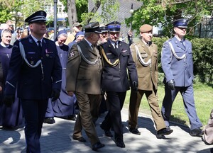 Przemarsz uczestników uroczystości do kościoła p.w. Św. Jadwigi w Dębicy