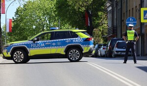Policjant WRD zabezpieczający przemarsz uczestników uroczystości