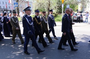 Przemarsz uczestników uroczystości do kościoła p.w. Św. Jadwigi w Dębicy