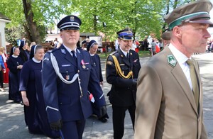 Przemarsz uczestników uroczystości do kościoła p.w. Św. Jadwigi w Dębicy