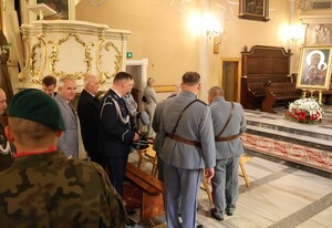 Uczestnicy uroczystości podczas mszy świętej
