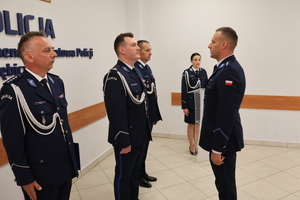 Prowadzący uroczystą zbiórkę składa meldunek końcowy Komendantowi Powiatowemu Policji w Dębicy podinsp. Maciejowi Gawrysiowi