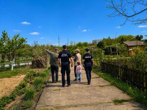 Policjanci podczas patrolu rejonu ogródków działkowych