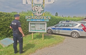 Dzielnicowy podczas obchodu rejonu ogródków działkowych na swojej dzielnicy