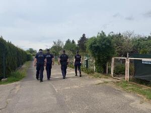 Policjanci oraz funkcjonariusze  Straży Miejskiej podczas patrolu rejonu ogródków działkowych