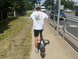 Nastolatek podróżujący hulajnogą
