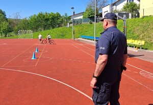 Policjanci podczas egzaminu na kartę rowerową