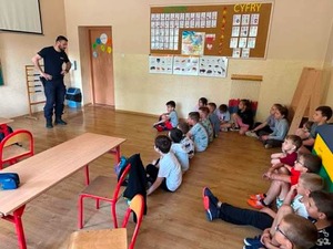Dzielnicowi podczas spotkania z dziećmi w Januszkowicach