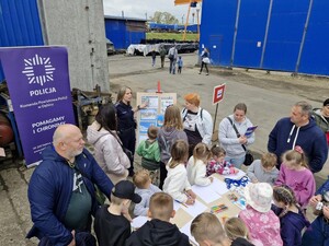 Policjantka z uczestnikami pikniku podczas pogadanki