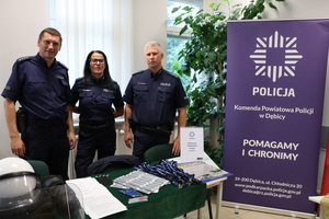 Policjanci uczestniczący w targach pracy
