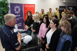 Policjanci podczas rozmowy z odwiedzającymi targi
