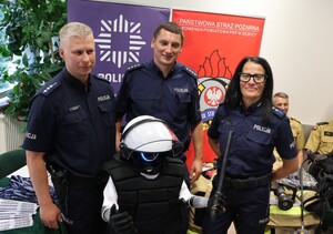 Policjanci z obecnym na targach robotem
