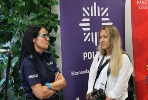 Policjanci podczas rozmowy z odwiedzającymi targi