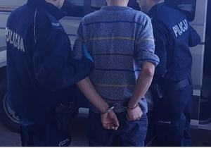 Policjanci prowadzą poszukiwanego