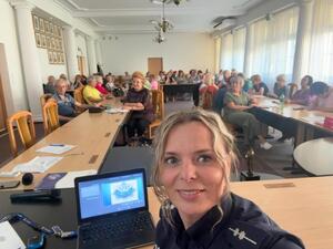 Policjantka podczas spotkania z Seniorami