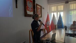 Policjantka podczas spotkania z Seniorami