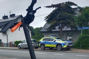 Miejsce zdarzenia drogowego z udziałem kierującej hulajnogą elektryczną