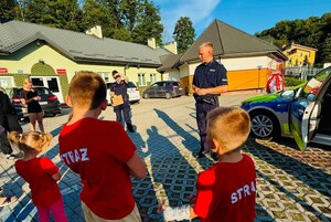 Dzielnicowi podczas wakacyjnych profilaktycznych spotkań