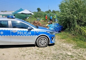 Policjanci podczas kontroli brzegów zbiorników wodnych