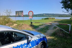 Policjanci podczas kontroli brzegów zbiorników wodnych