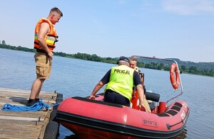 Policjanci podczas kontroli brzegów zbiorników wodnych