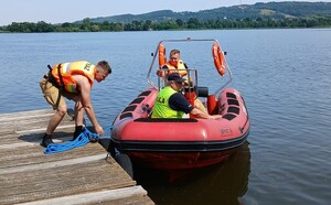 Policjanci podczas kontroli brzegów zbiorników wodnych