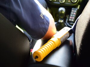 Policjant i alkomat w radiowozie