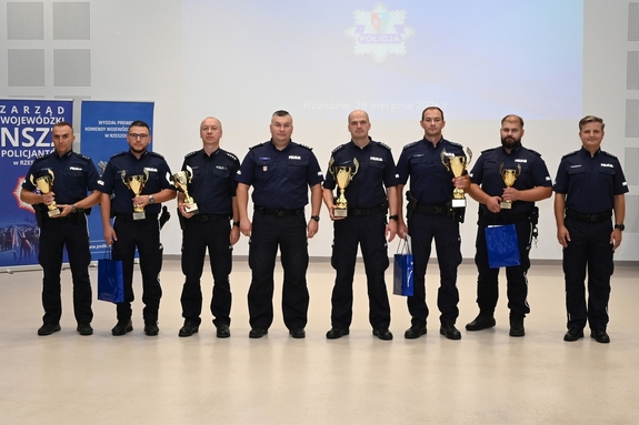 Zastępca Komendanta Wojewódzkiego Policji w Rzeszowie insp. Piotr Stępka wraz z funkcjonariuszami z czołowych miejsc konkursu