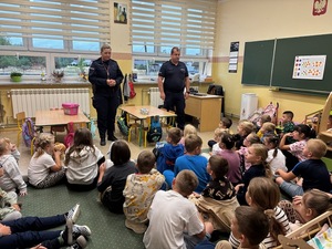 Dzielnicowi z Czarnej podczas spotkania z dziećmi w Chotowej