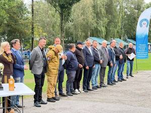 Uczestnicy, organizatorzy turnieju piłkarskiego w Pustyni