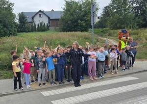 Policjantka podczas spotkania z dziećmi w Szkole Podstawowej nr 5 w Dębicy