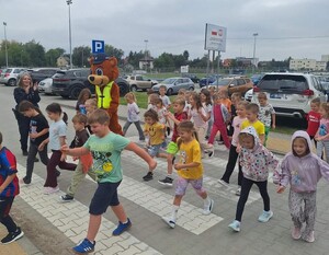 Policjantka podczas spotkania z dziećmi w Szkole Podstawowej nr 5 w Dębicy