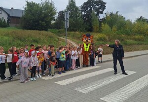 Policjantka podczas spotkania z dziećmi w Szkole Podstawowej nr 5 w Dębicy